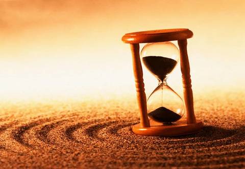 una clessidra, simbolo del tempo che passa una clessidra, simbolo del tempo che passa
